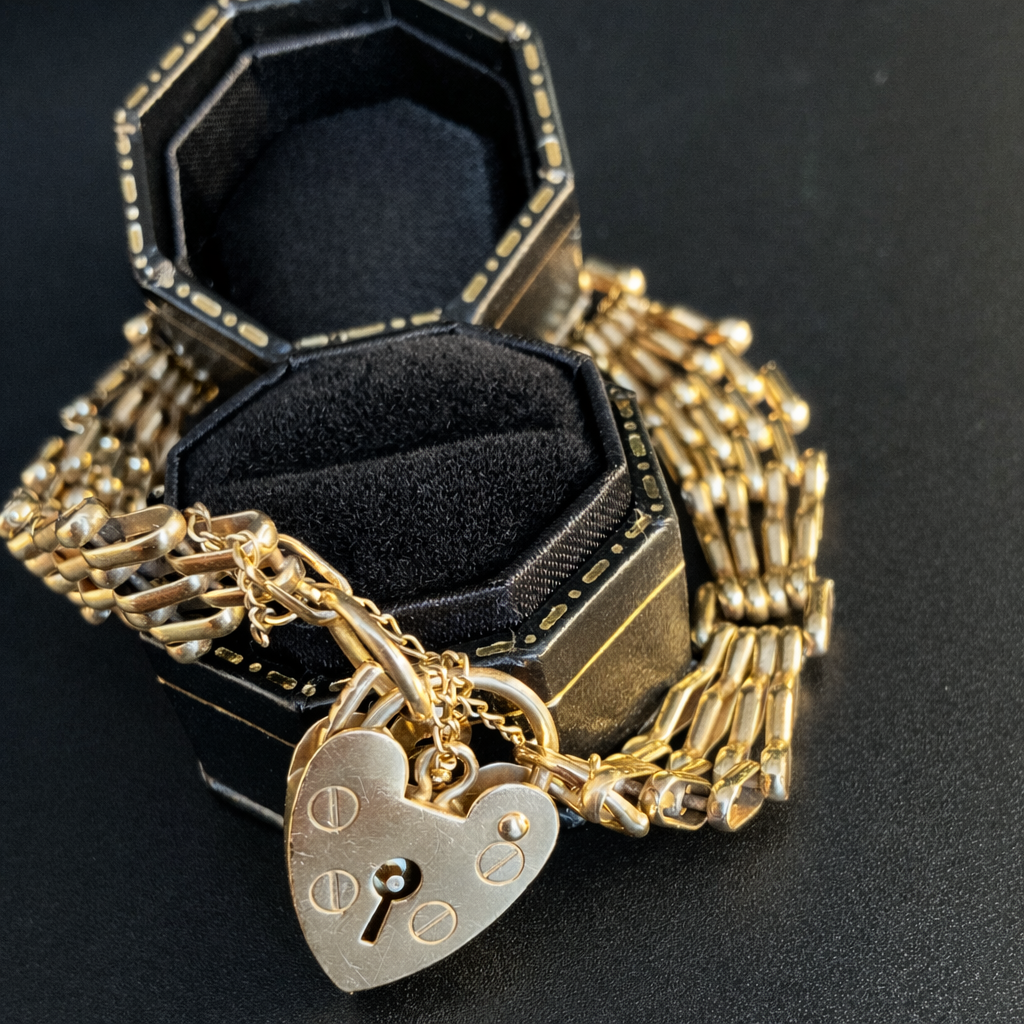 A 9ct gold heart padlock bracelet.